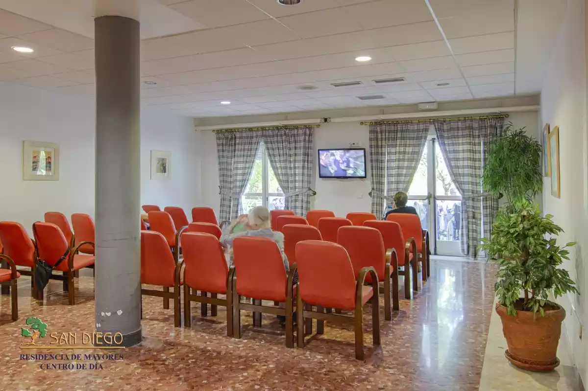 salon con television residencia talavera san diego