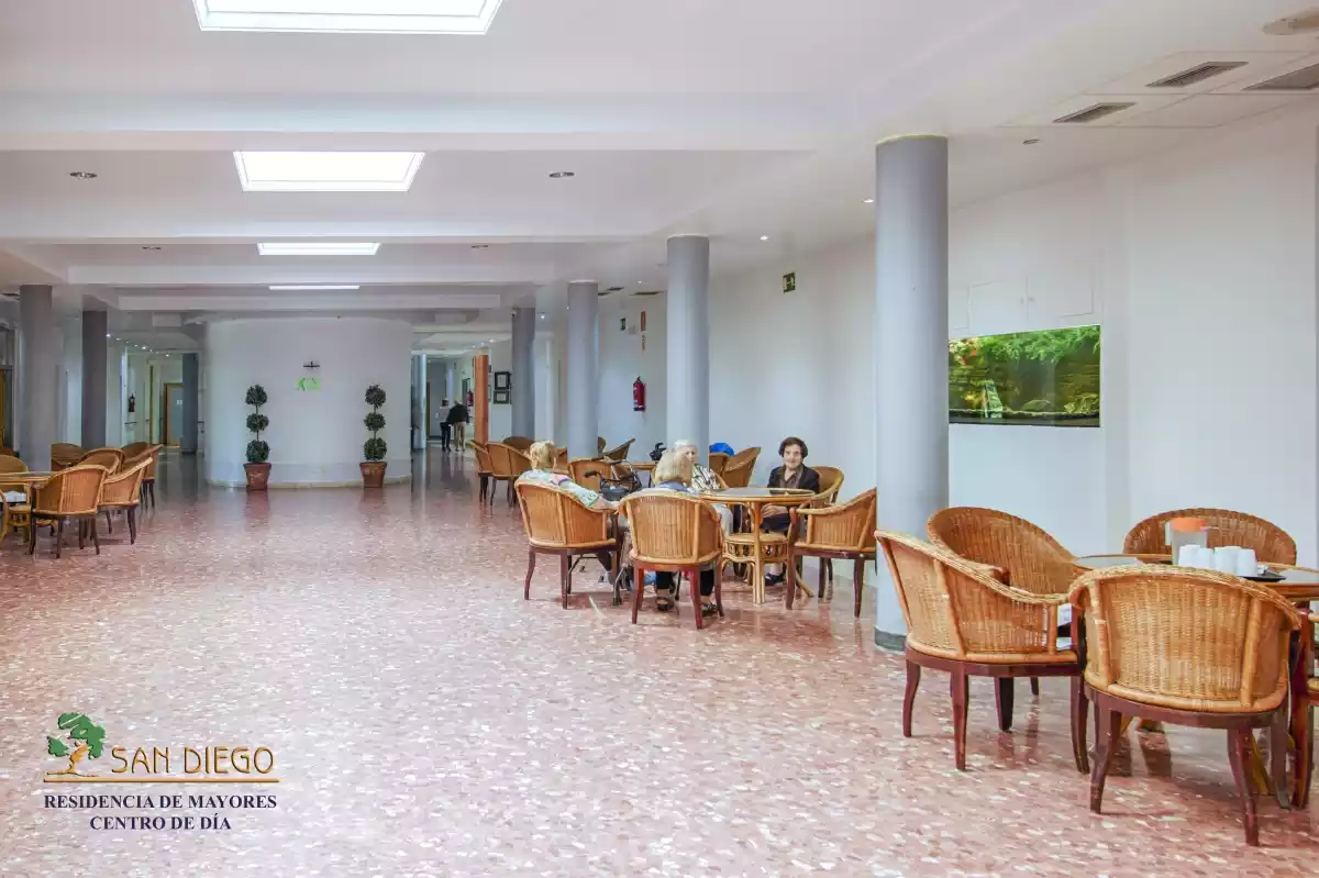 zona social interior residencia geriátrica en Talavera